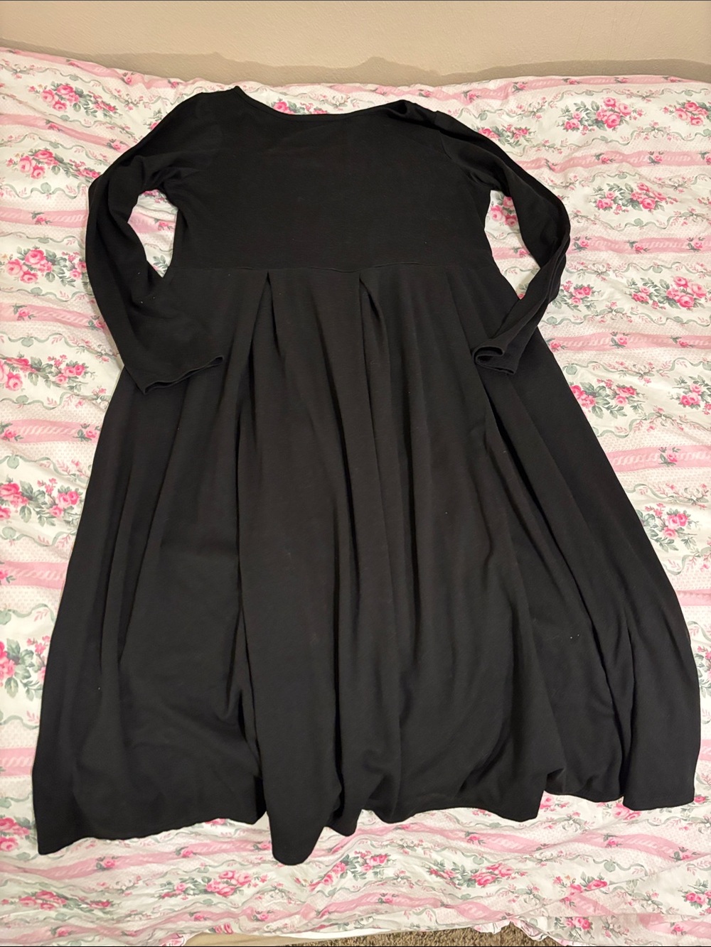Black Long-Sleeve Pleated Midi Dress